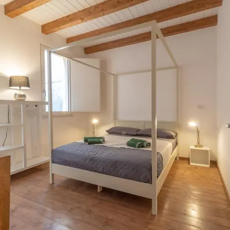 Maison Rouge Ortigia