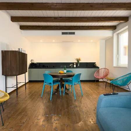 Maison Rouge Ortigia